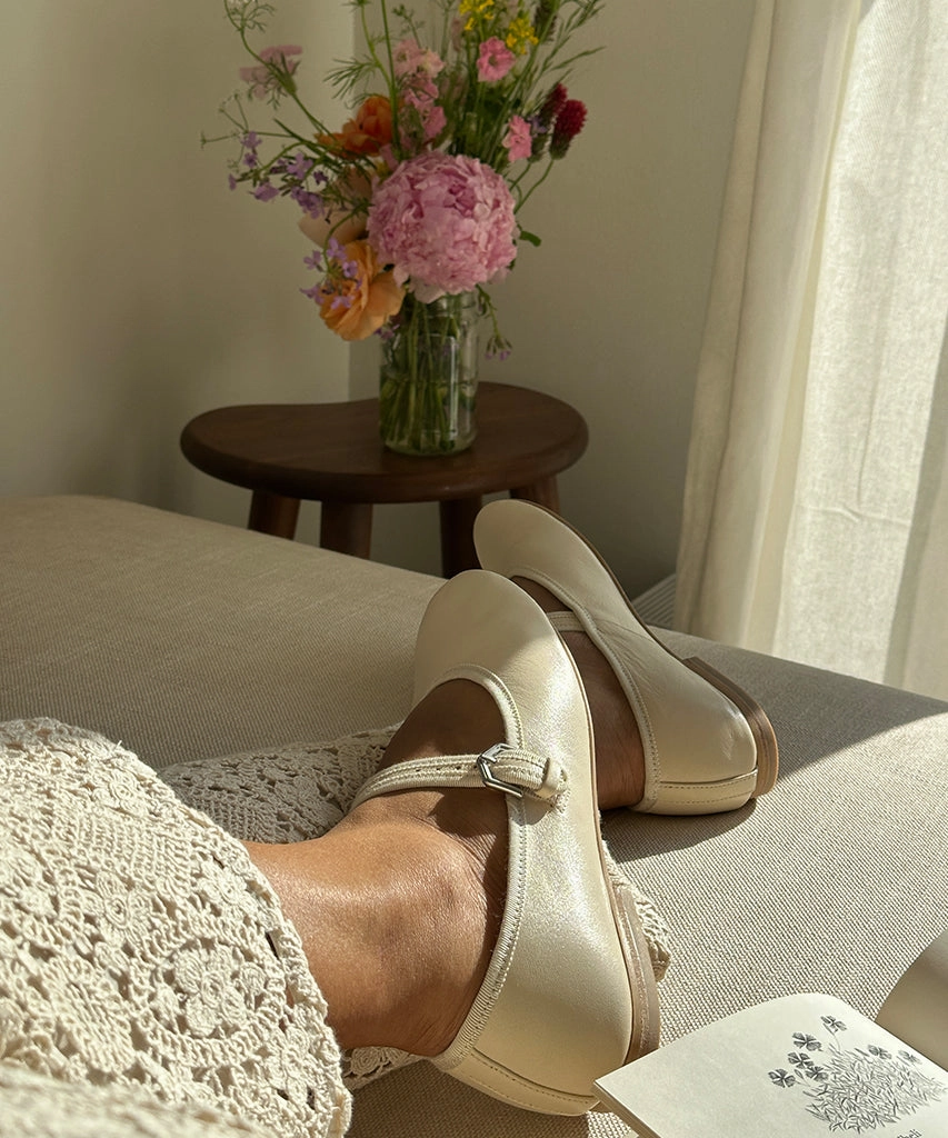 ROSLYN BALLET FLATS CREME LEATHER