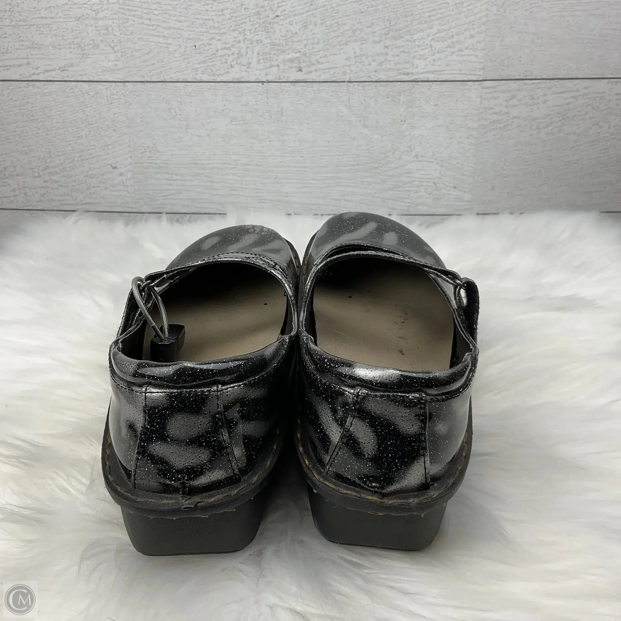 Shoes Flats By Clothes Mentor In Silver, Size: 8.5