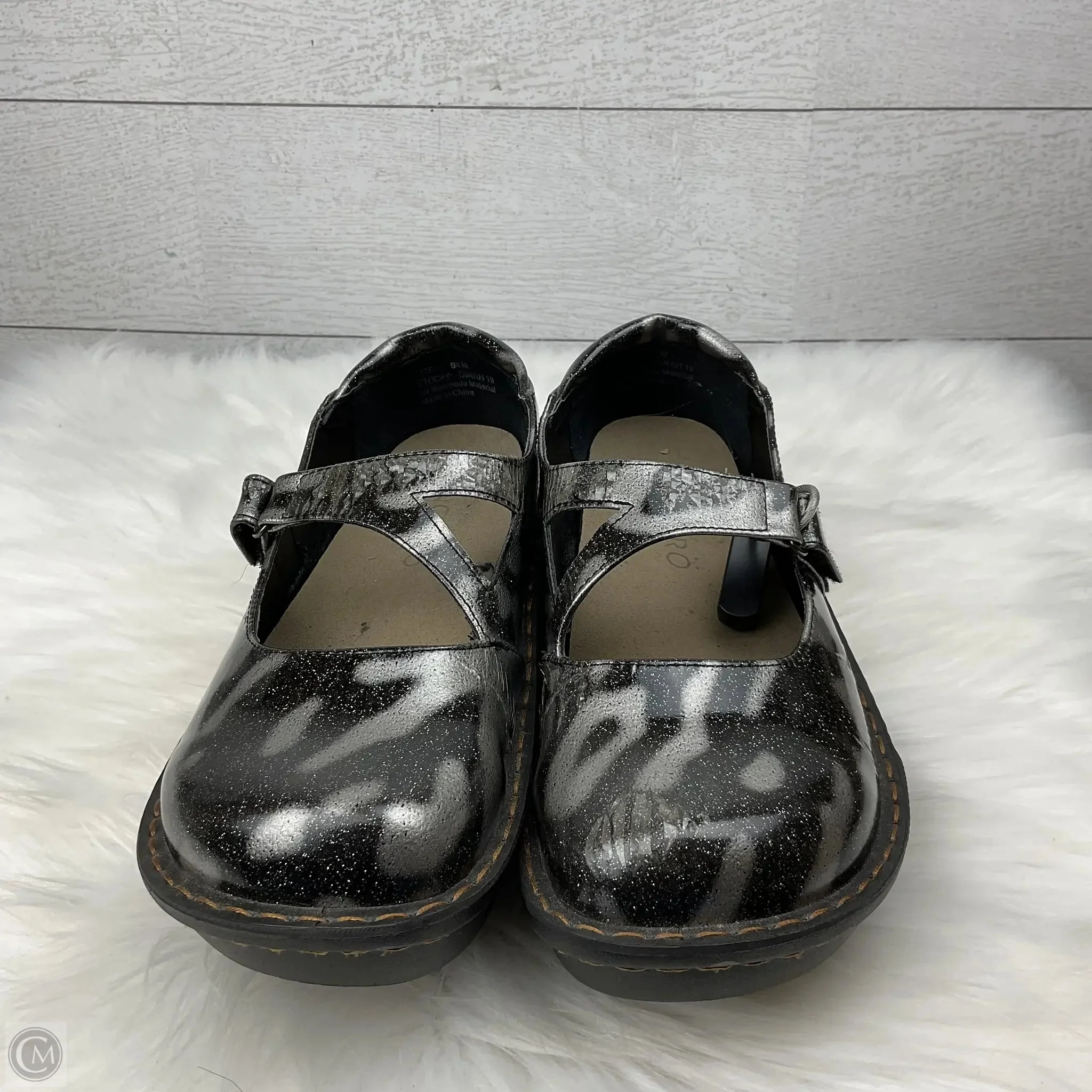 Shoes Flats By Clothes Mentor In Silver, Size: 8.5