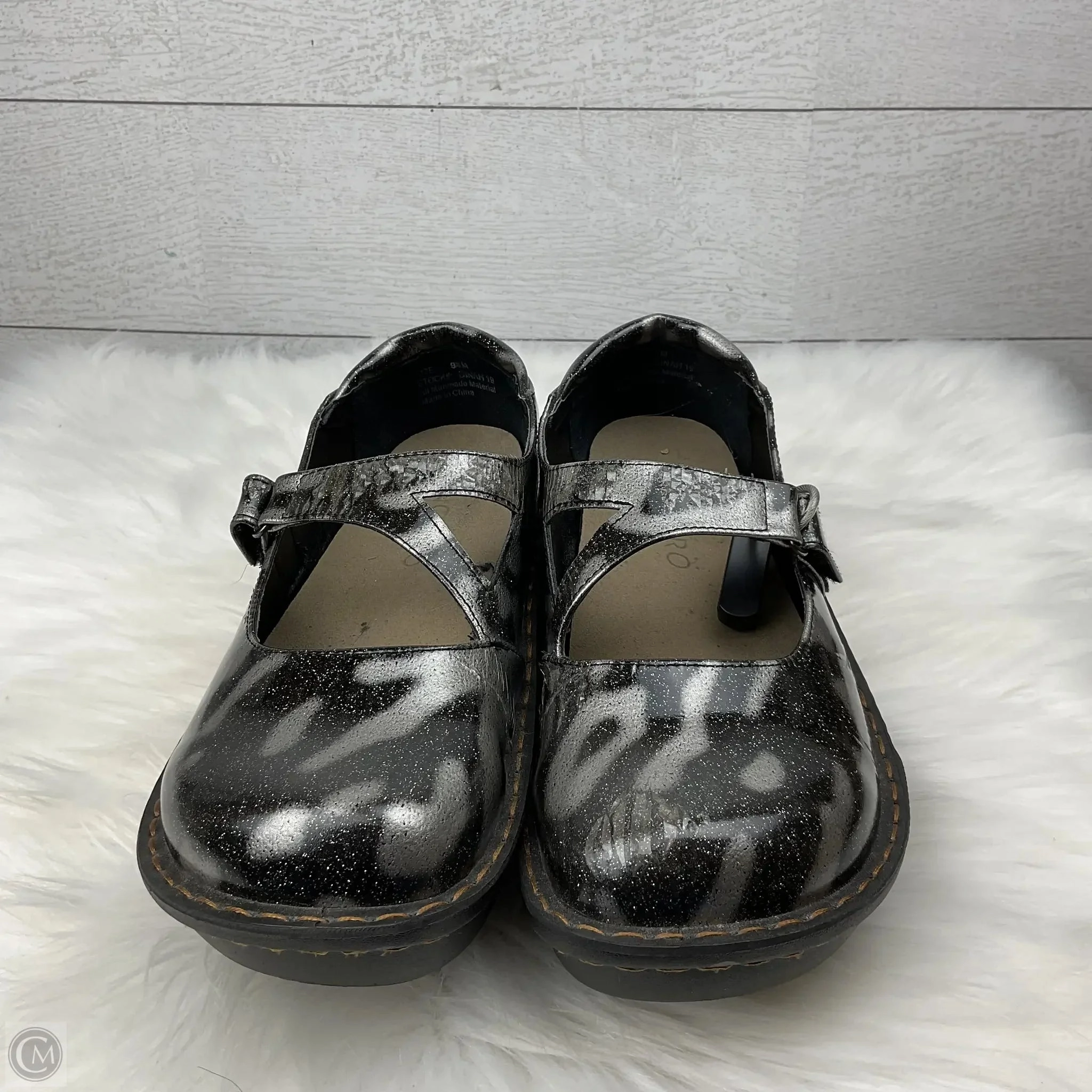 Shoes Flats By Clothes Mentor In Silver, Size: 8.5