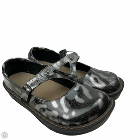 Shoes Flats By Clothes Mentor In Silver, Size: 8.5