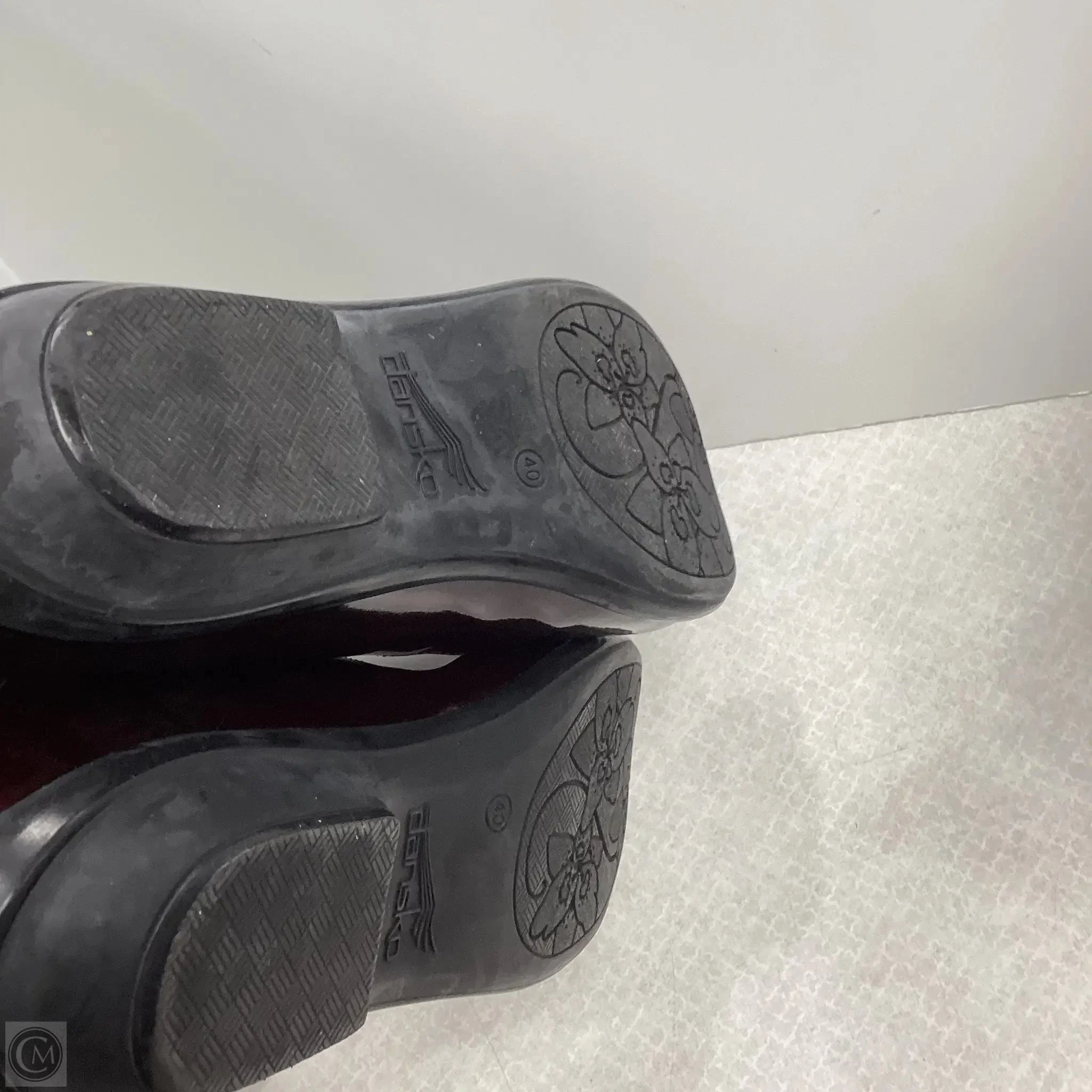 Shoes Flats By Dansko In Maroon, Size: 9